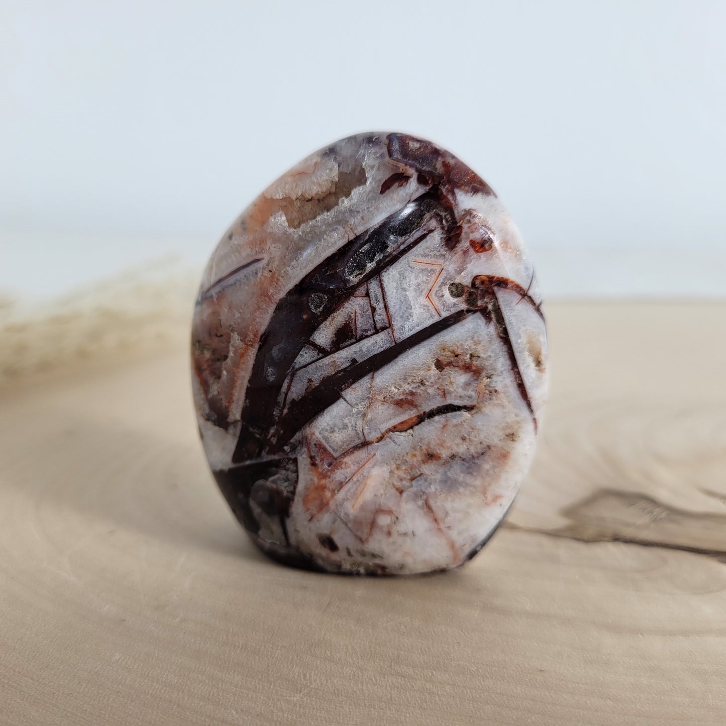Diese Brekzien Jaspis Freiform zeigt intensive Naturfarben und wilde Muster. Durchzogen von Chalcedon-Adern, die teils kristallin und teils opalisierend sind, entsteht eine faszinierende Tiefe.