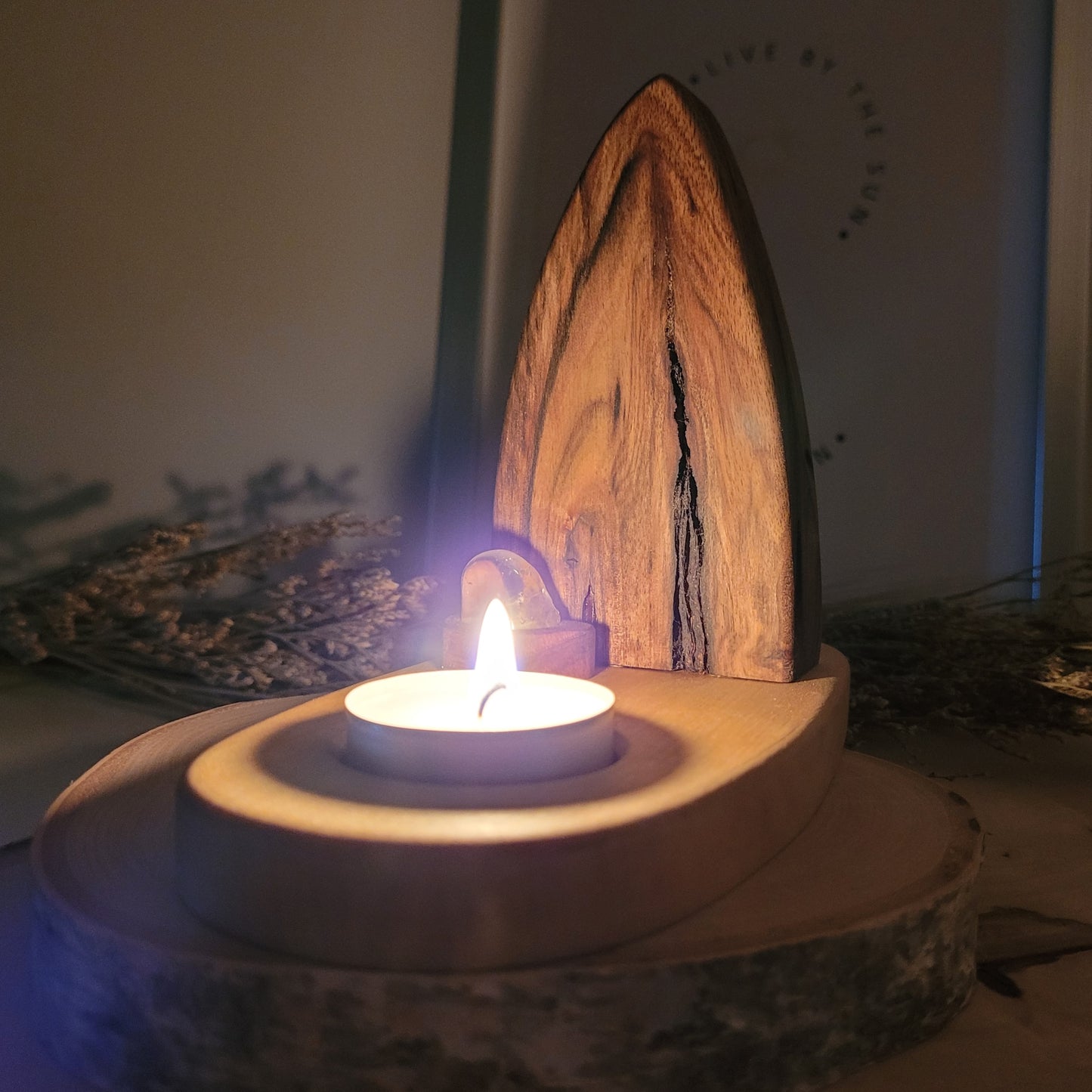 Nussholz "Waldgeist" Teelichthalter mit Mond Sonne Gravur und Golden Healer Trommelstein