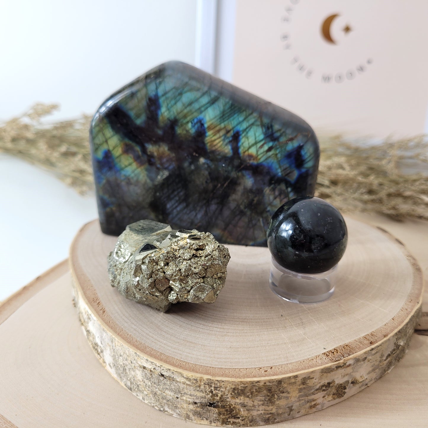 Bundle Angebot des Tages 07.12.25, Labradorit Freiform, Larvikit Kugel inklusive Kugelständer, Pyrit Kristallstufe