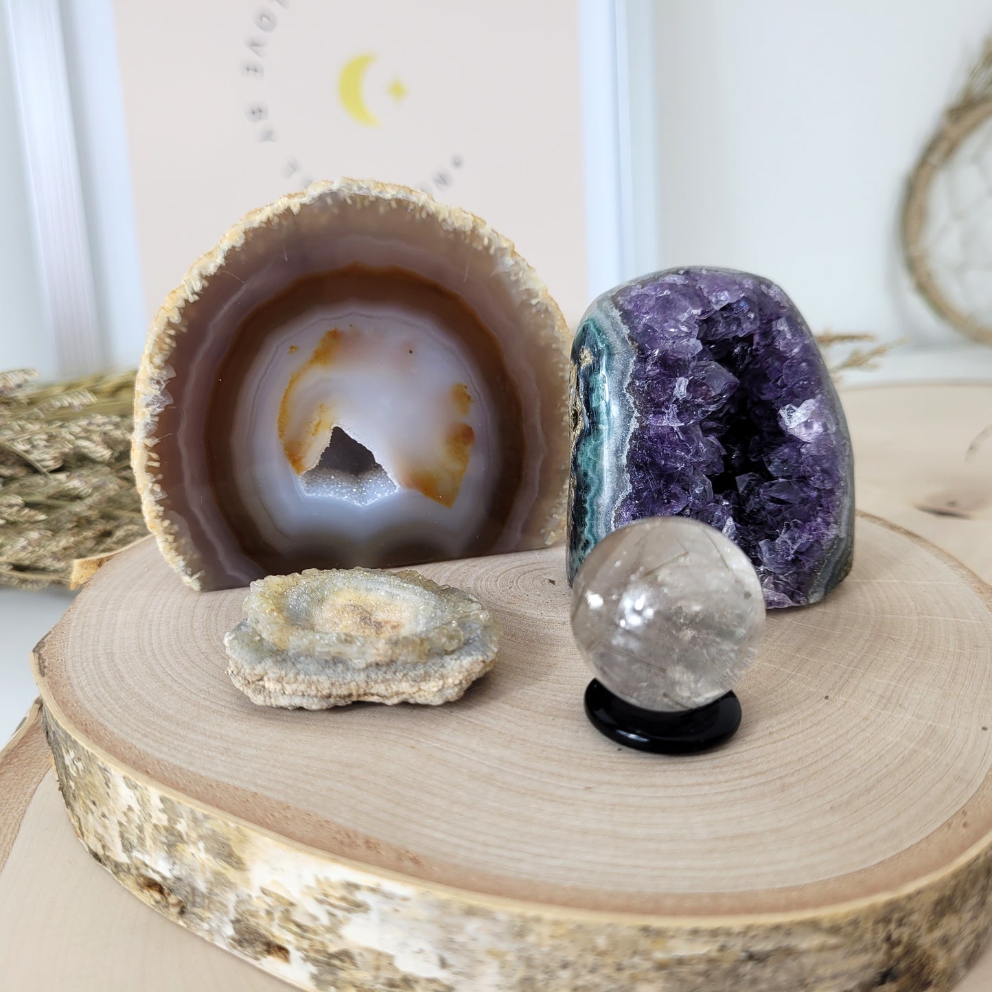 Bundle Angebot des Tages 07.12.25, Achat Geode mit Standfläche, Amethyst Kristalldruse, Chalcedon Rose, Rutilquarz Kugel inklusive Obsidian Donut als Kugelständer