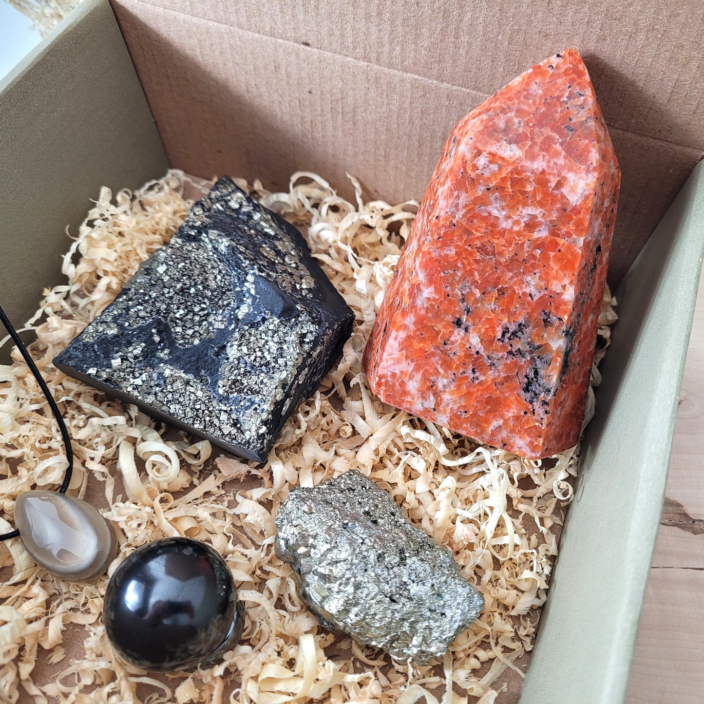High Energy Box "Schutz & Kraft" Schungit, Feuerstein, Feuercalcit, Pyrit, mit kraftvoller Affirmation, Beschreibung & Anleitung der einzelnen Steinsorten
