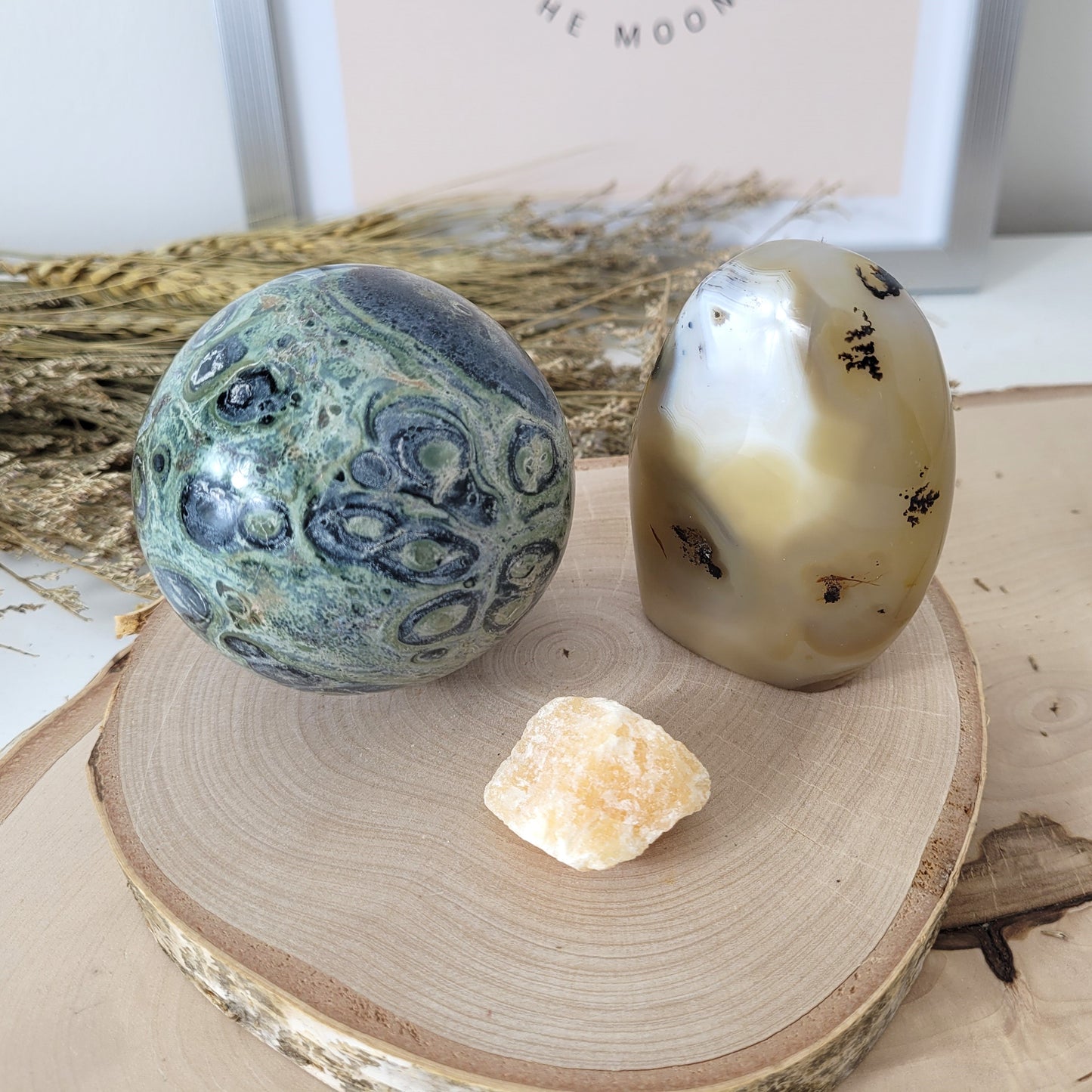 Angebot des Tages 12.04.26 Set bestehend aus: Eldarit Kugel inklusive Hämatit Ring zum Aufstellen, Dendriten Achat Freiform, Orangencalcit Rohstein