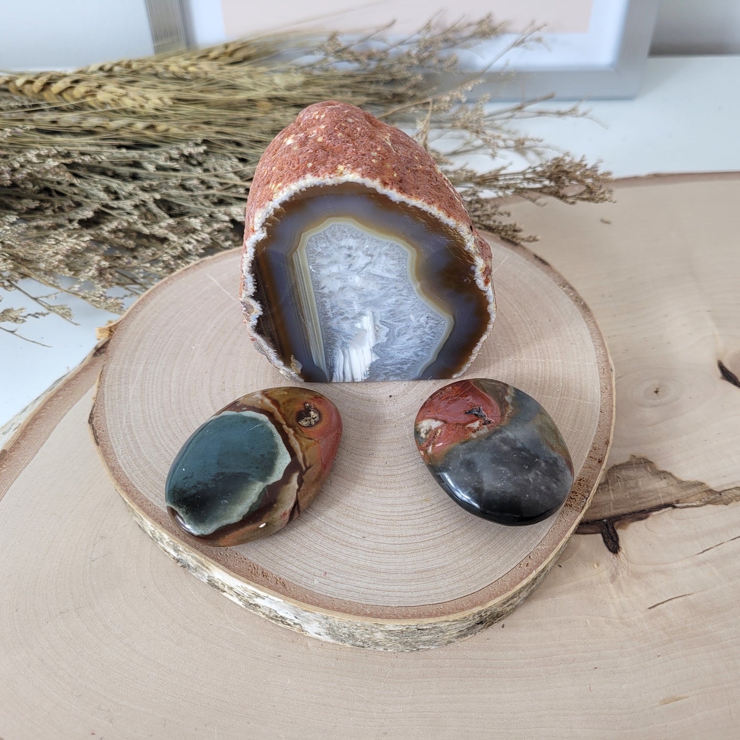 Angebot des Tages 29.05.26 Set bestehend aus: Achat Geode mit Standfläche, Polychrom Jaspis Handsteine