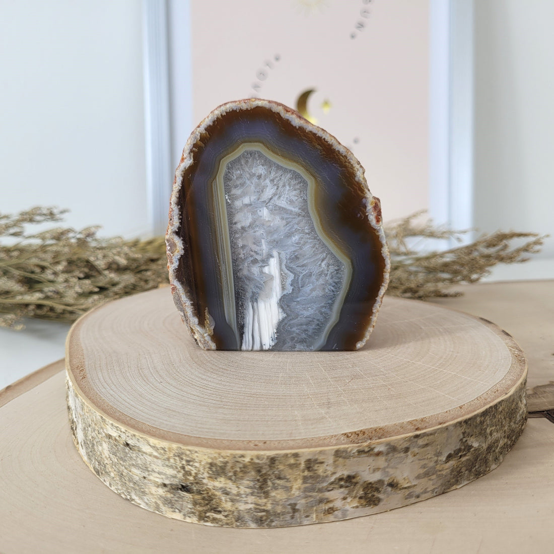 Achat Geode geöffnte und poliert mit typischer Bänderung und kristallinem Innenleben