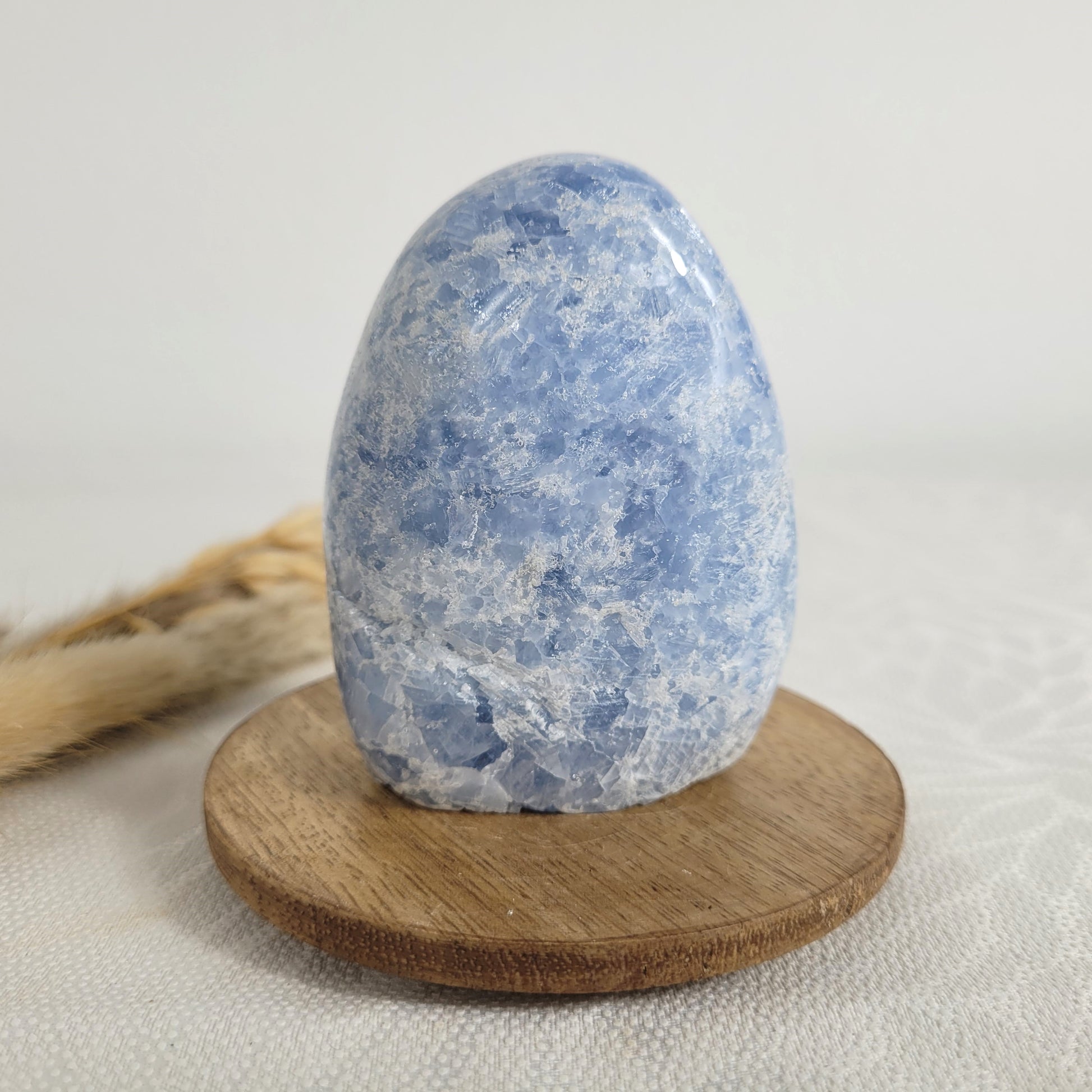 Blauer Calcit Freiform geschliffen Dekostein