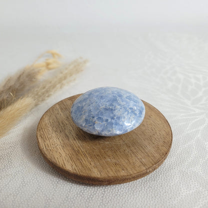 Blauer Calcit Handstein Trommelstein
