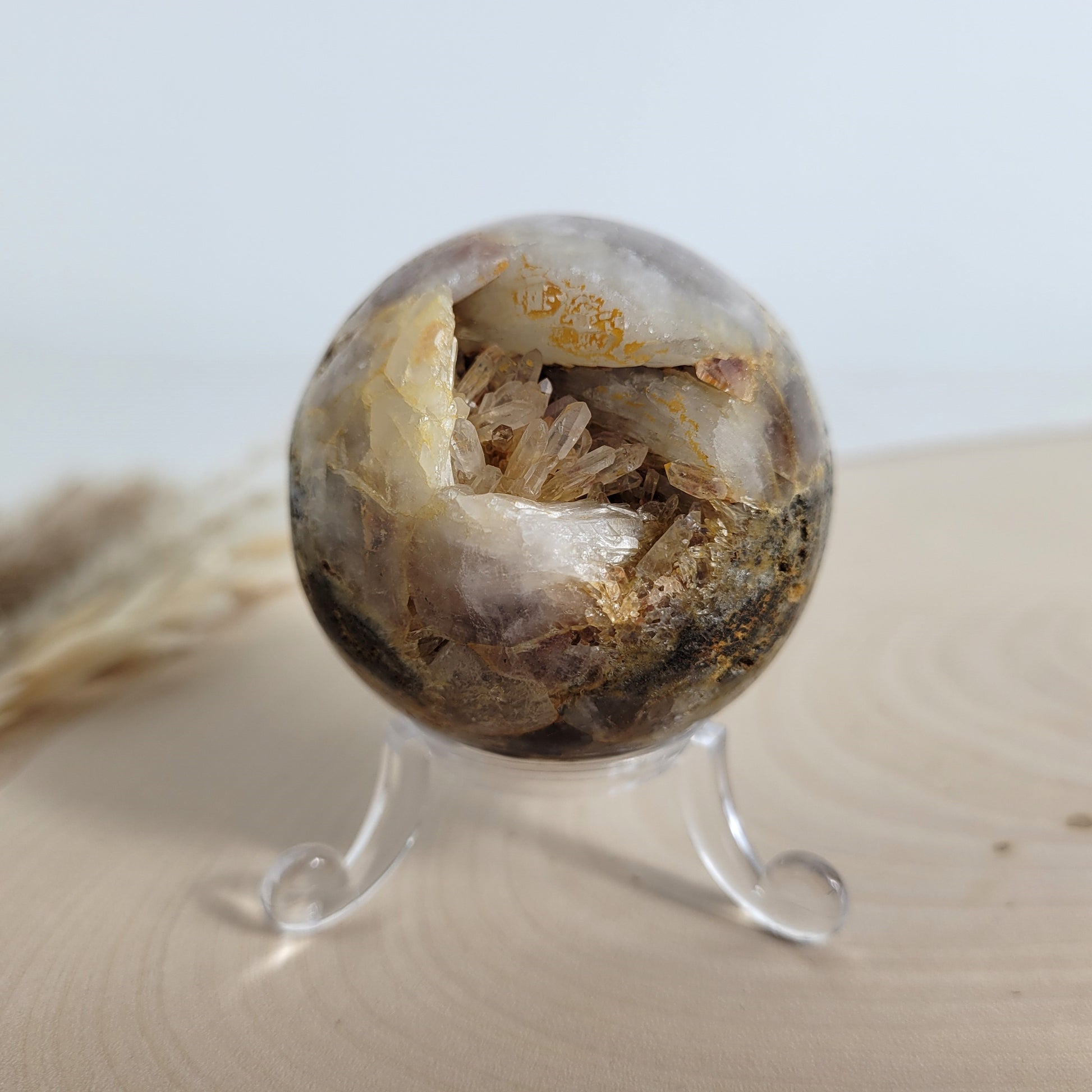 Bergkristall Kugel mit Kristalldruse