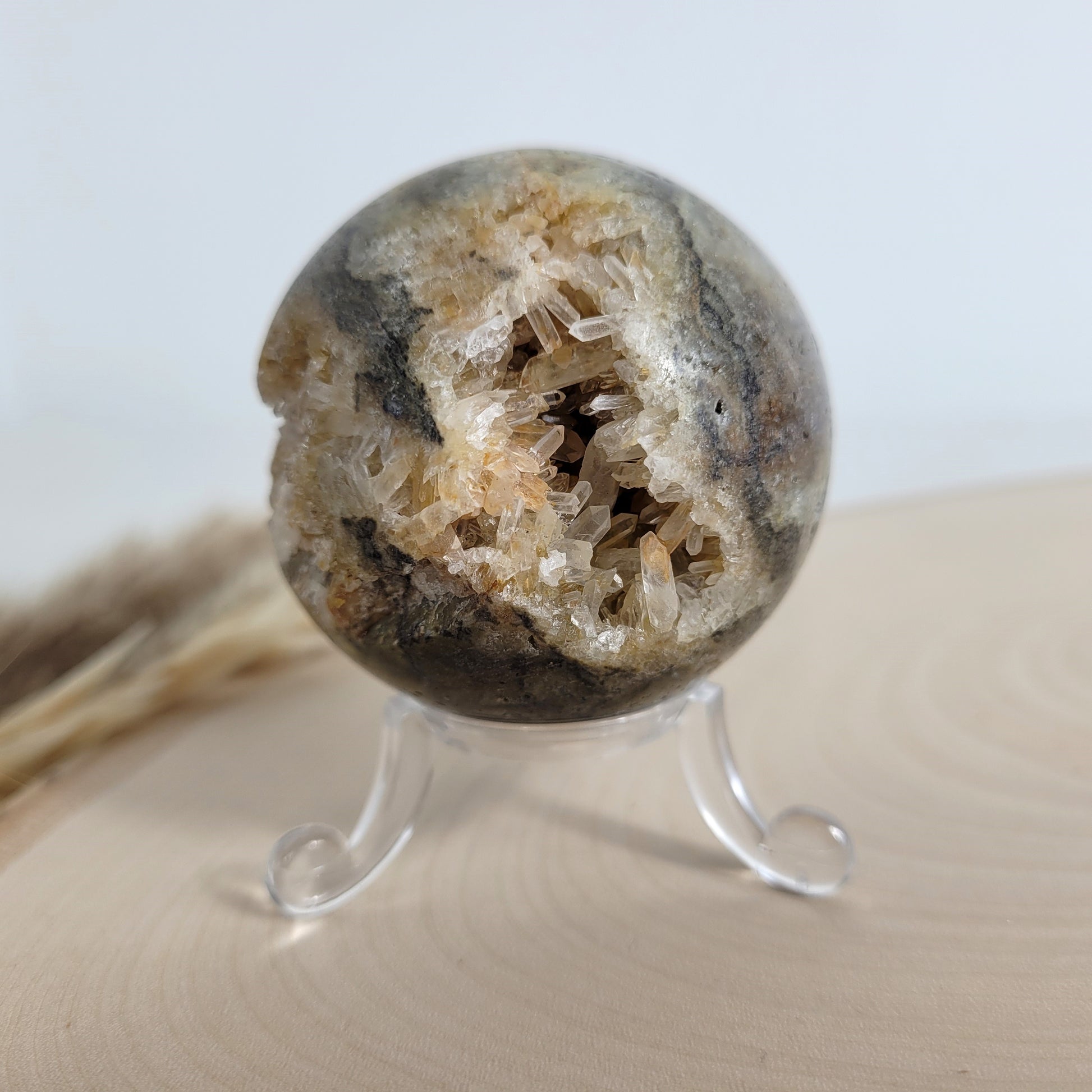 Bergkristall Kugel mit Kristalldruse