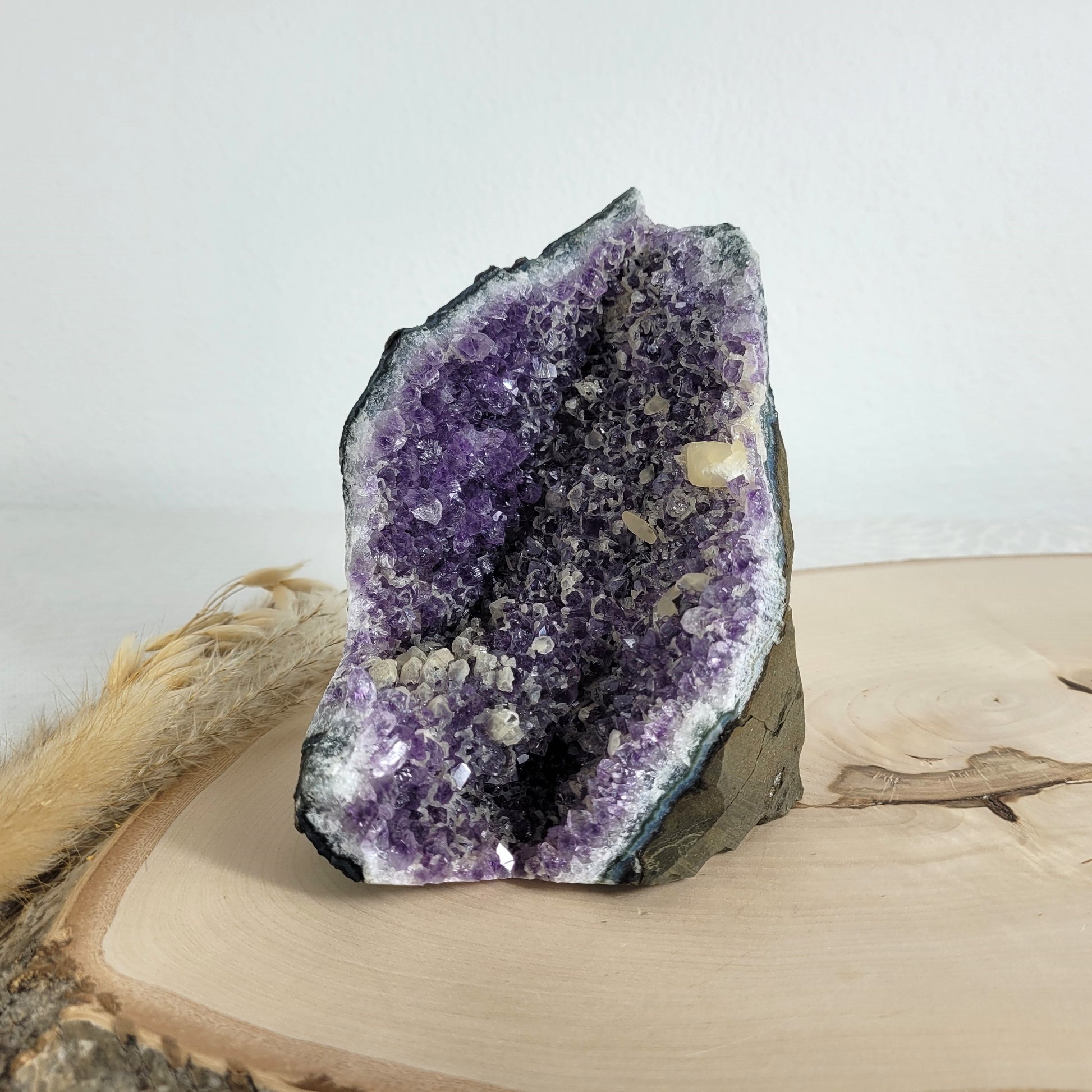 Amethystdruse mit Calcit Kristallen