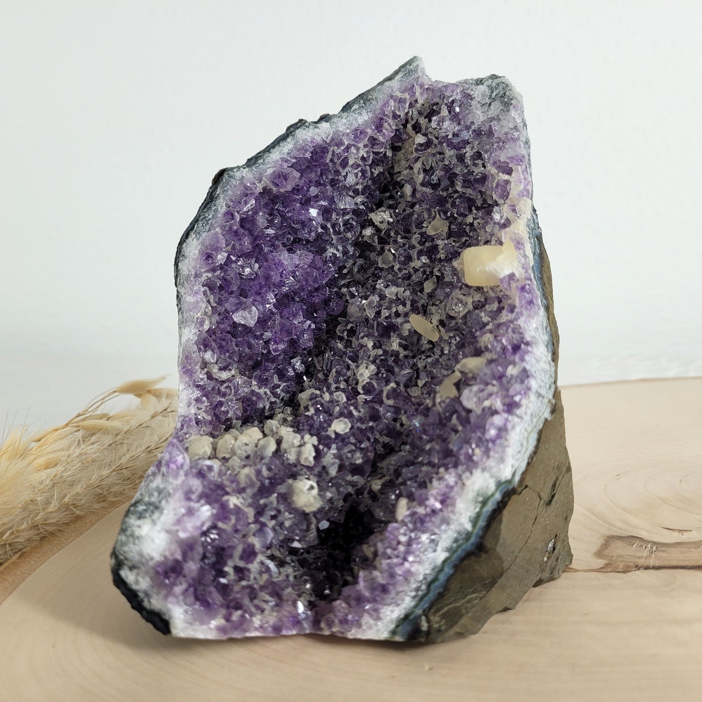 Amethystdruse mit Calcit Kristallen