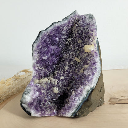 Amethystdruse mit Calcit Kristallen