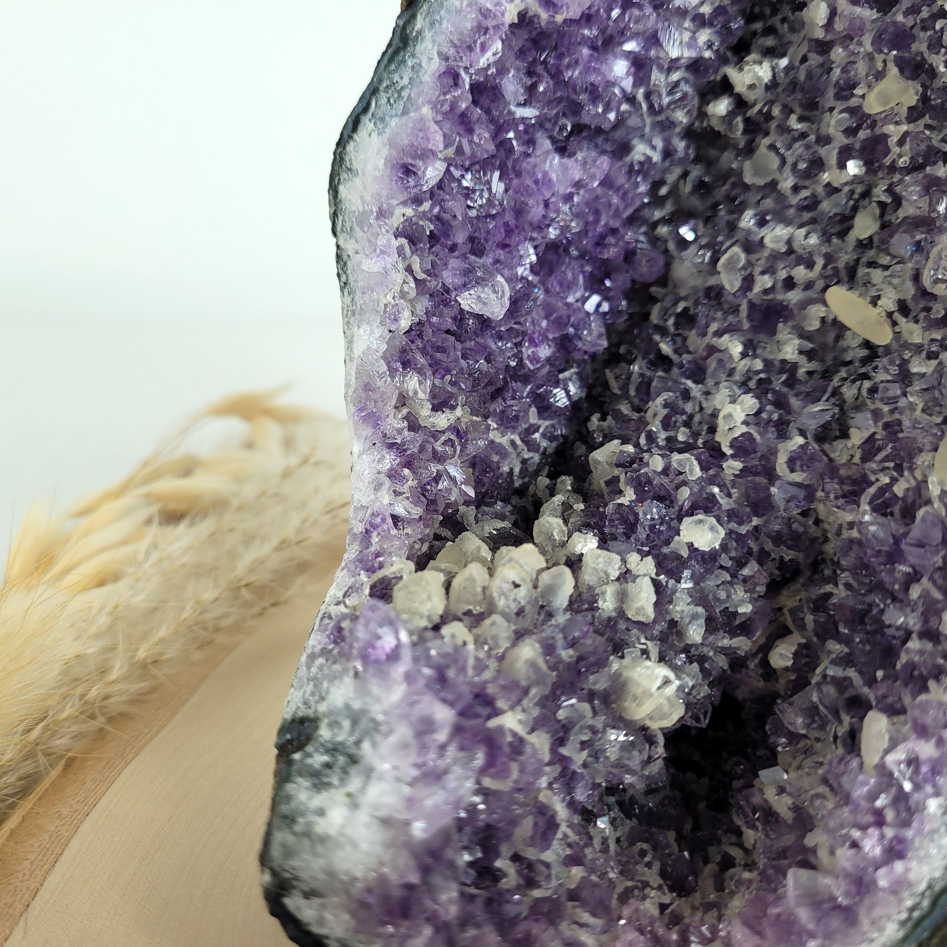 Amethystdruse mit Calcit Kristallen