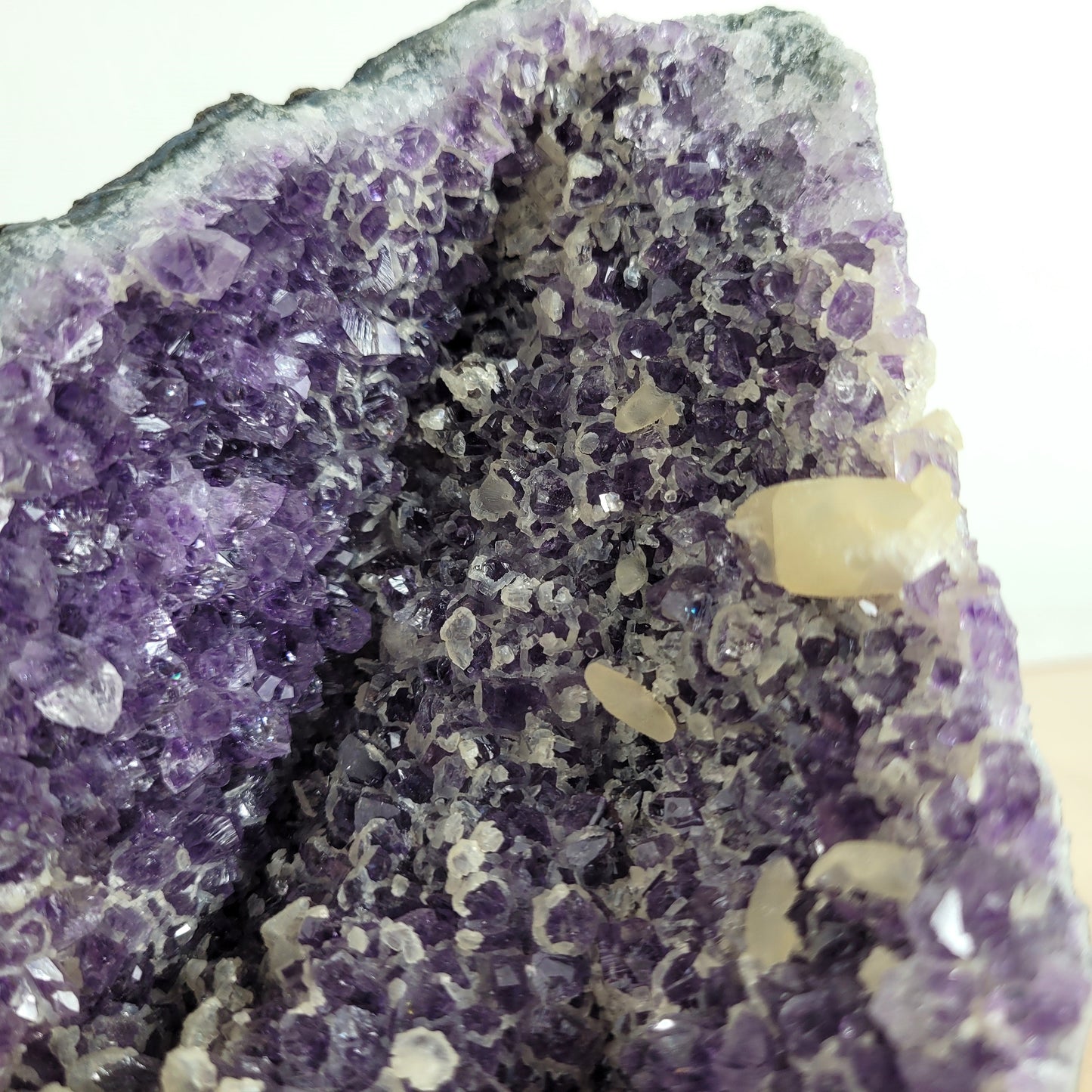 Amethystdruse mit Calcit Kristallen