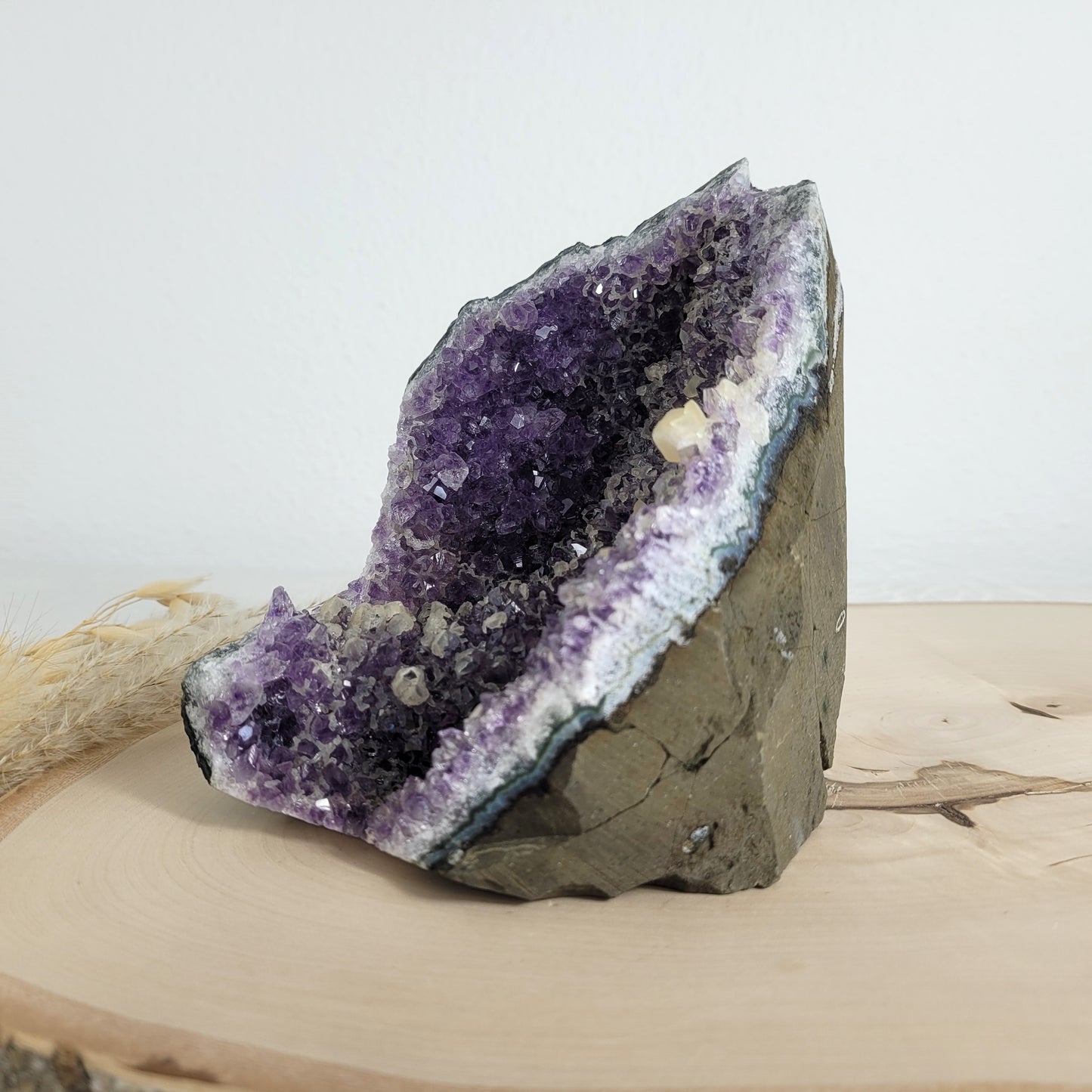 Amethystdruse mit Calcit Kristallen