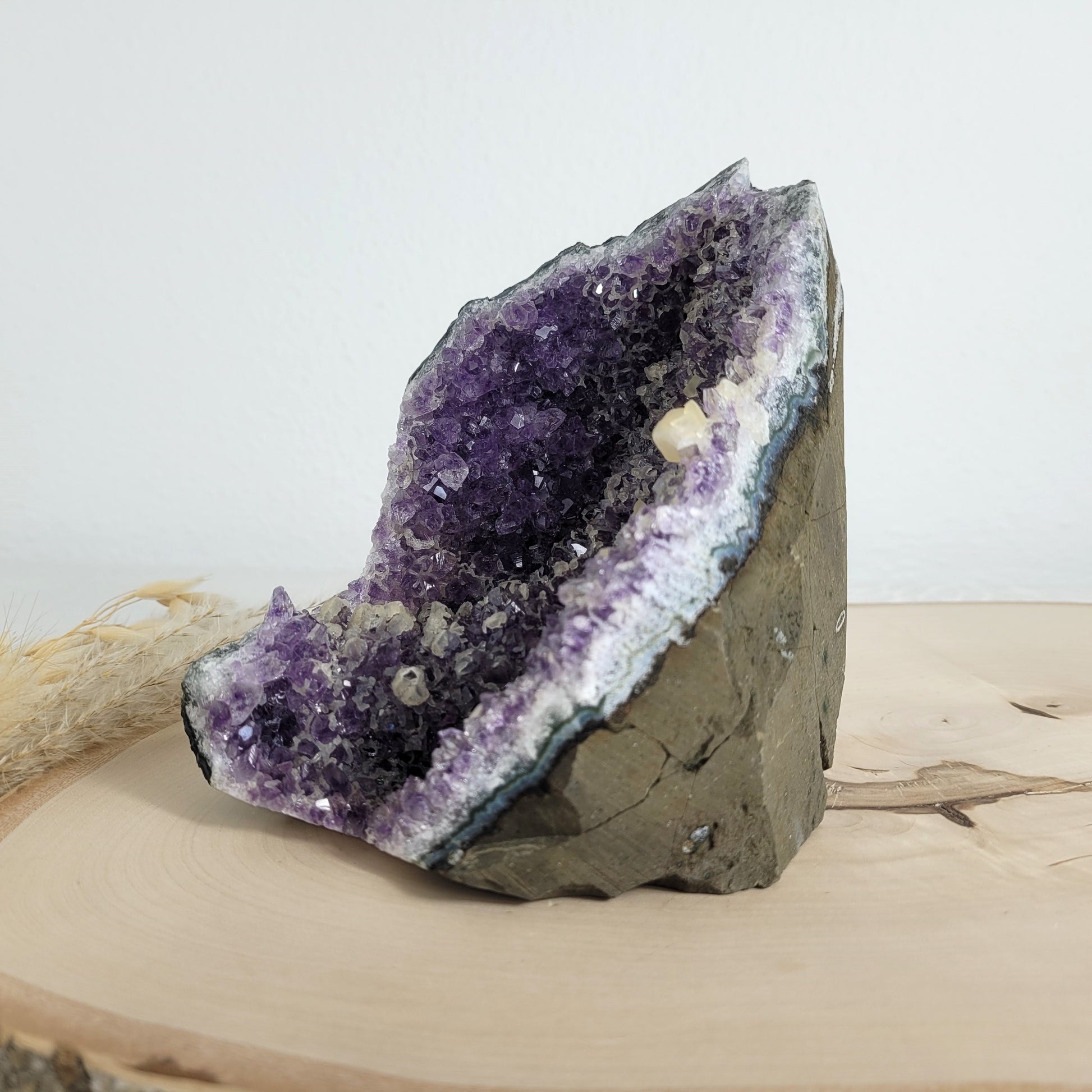 Amethystdruse mit Calcit Kristallen