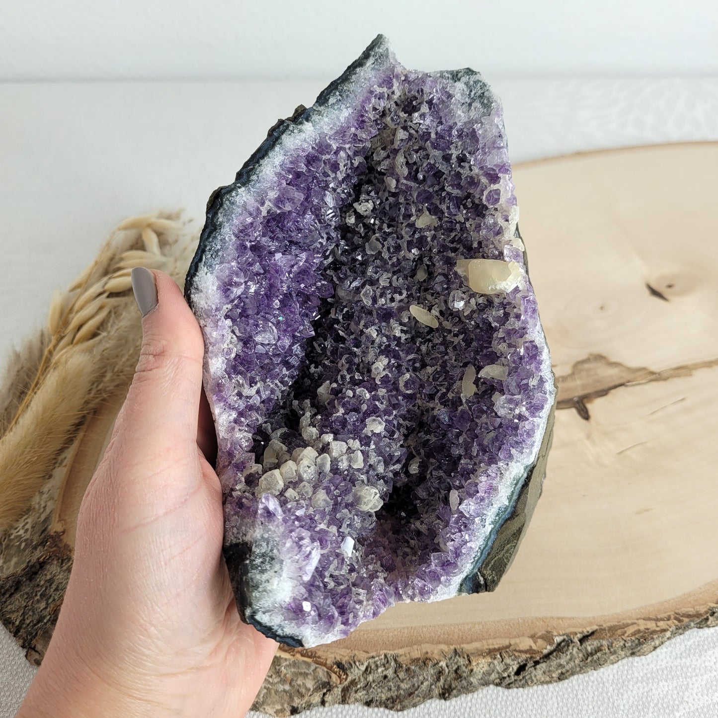 Amethystdruse mit Calcit Kristallen