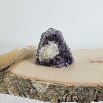 Amethyst Kristalldruse mit Calcit