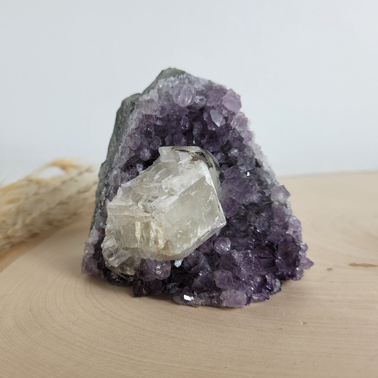 Amethyst Kristalldruse mit Calcit