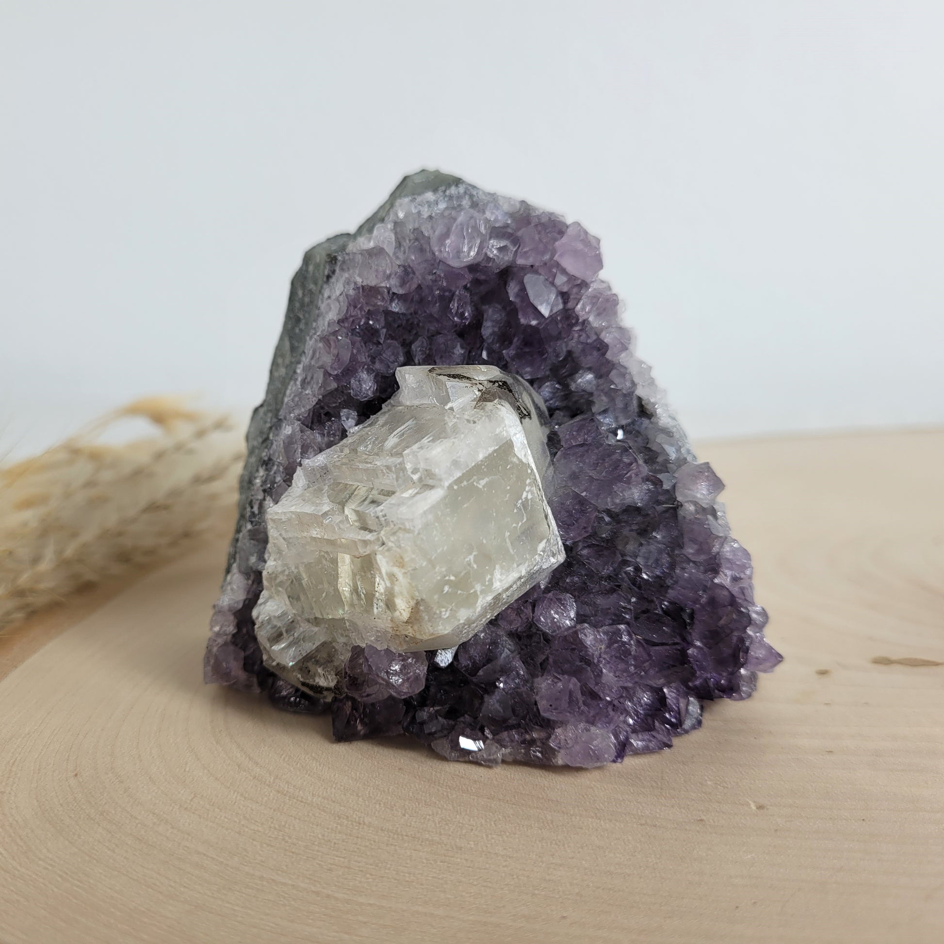 Amethyst Kristalldruse mit Calcit