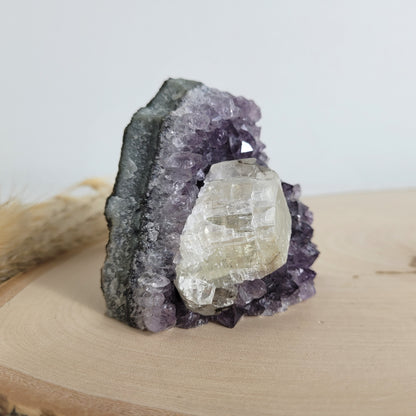 Amethyst Kristalldruse mit Calcit