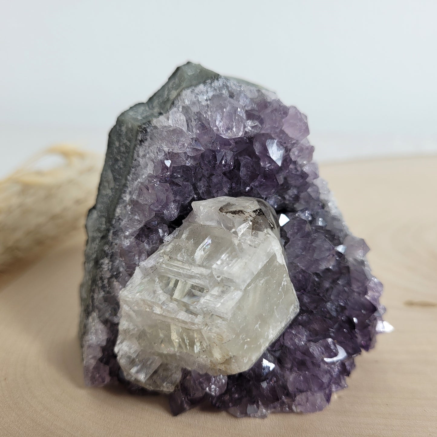 Amethyst Kristalldruse mit Calcit