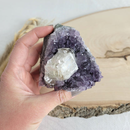 Amethyst Kristalldruse mit Calcit