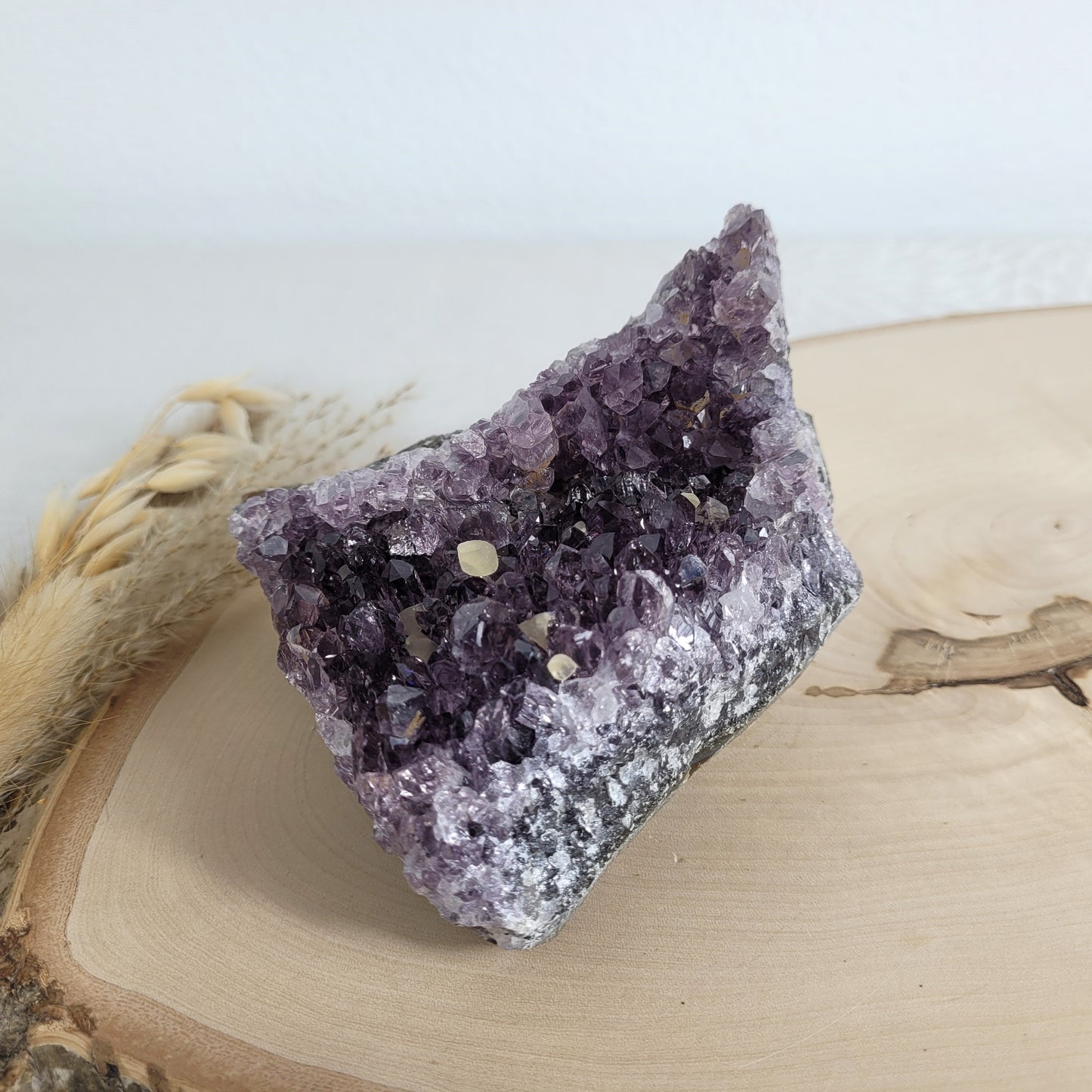 Amethyst Kristalldruse mit Calcit
