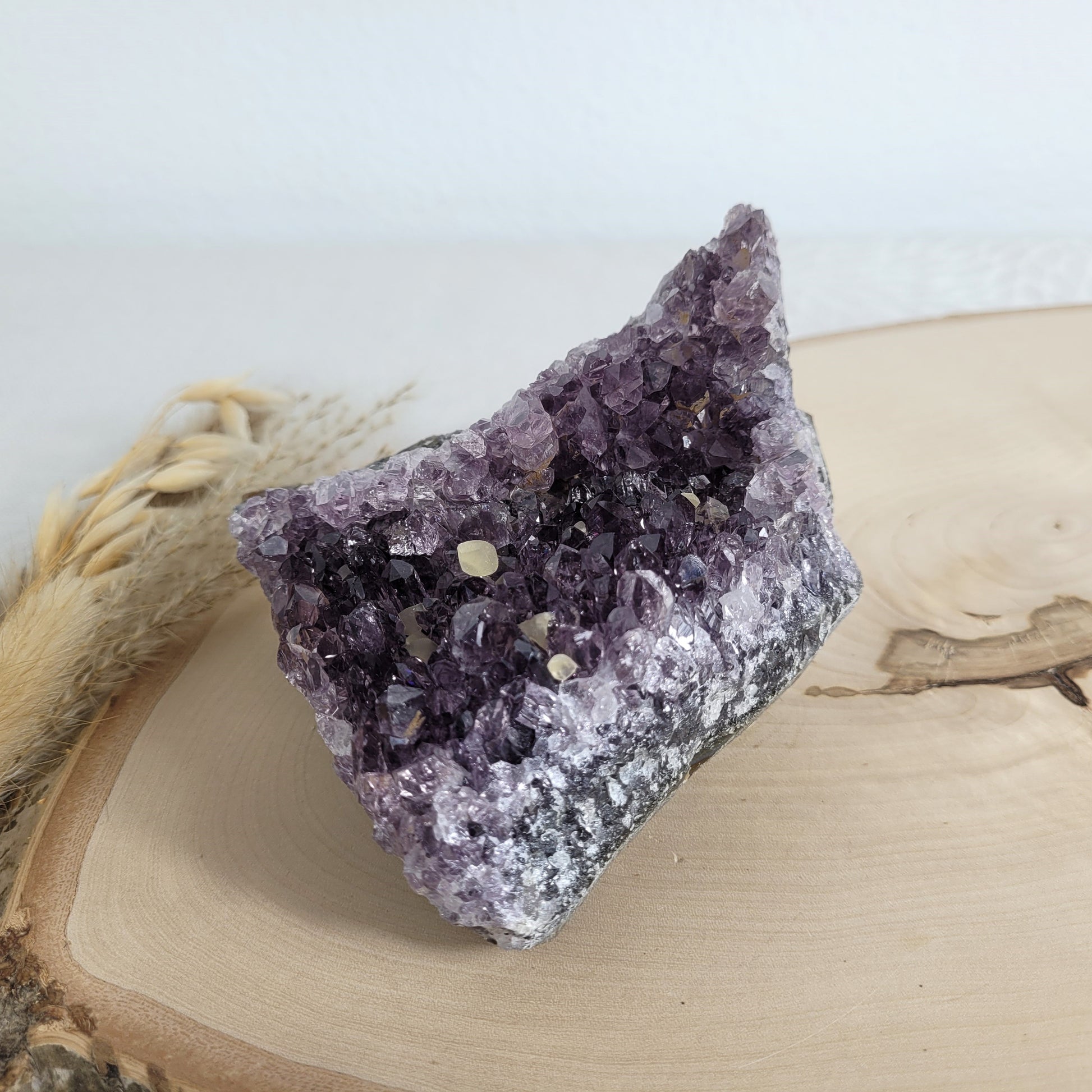 Amethyst Kristalldruse mit Calcit