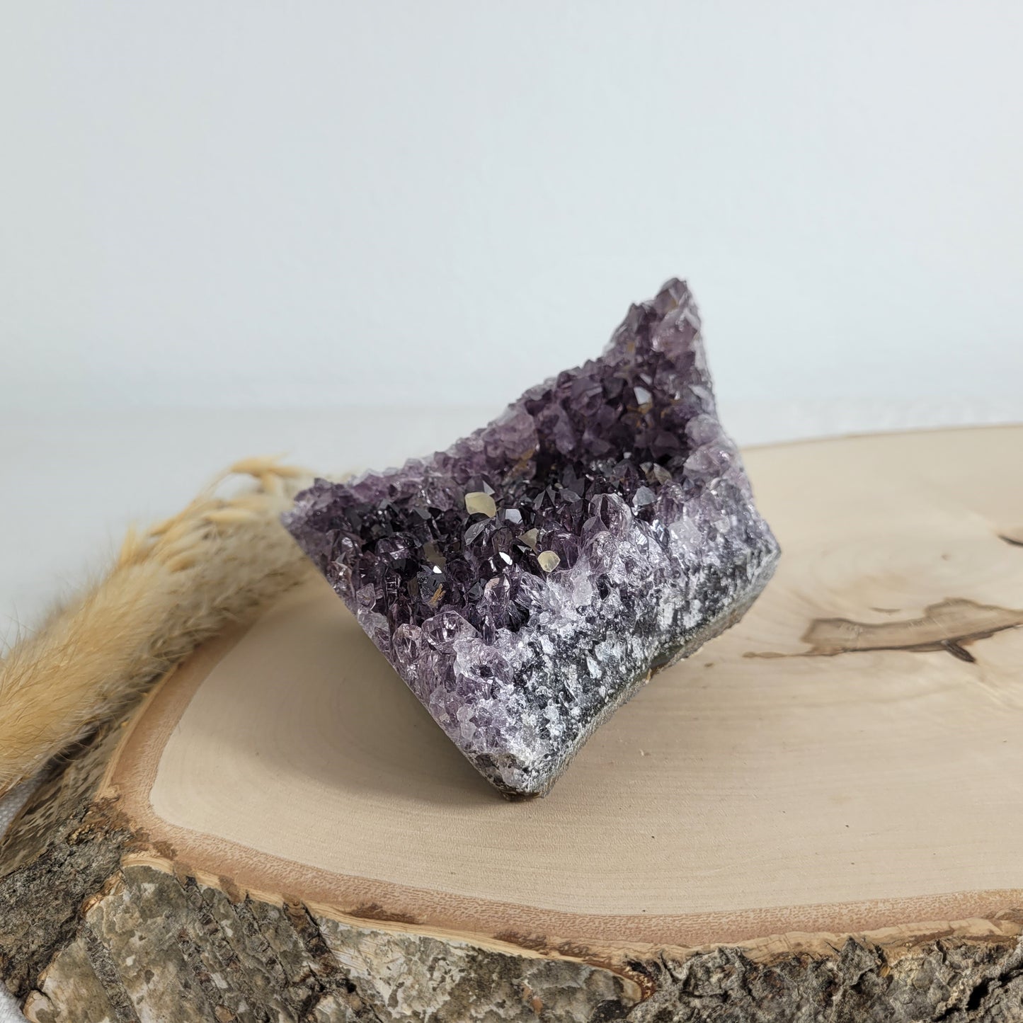 Amethyst Kristalldruse mit Calcit