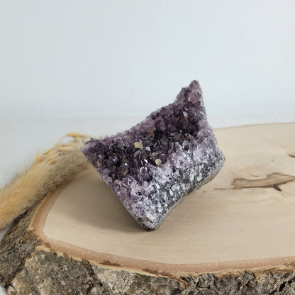 Amethyst Kristalldruse mit Calcit