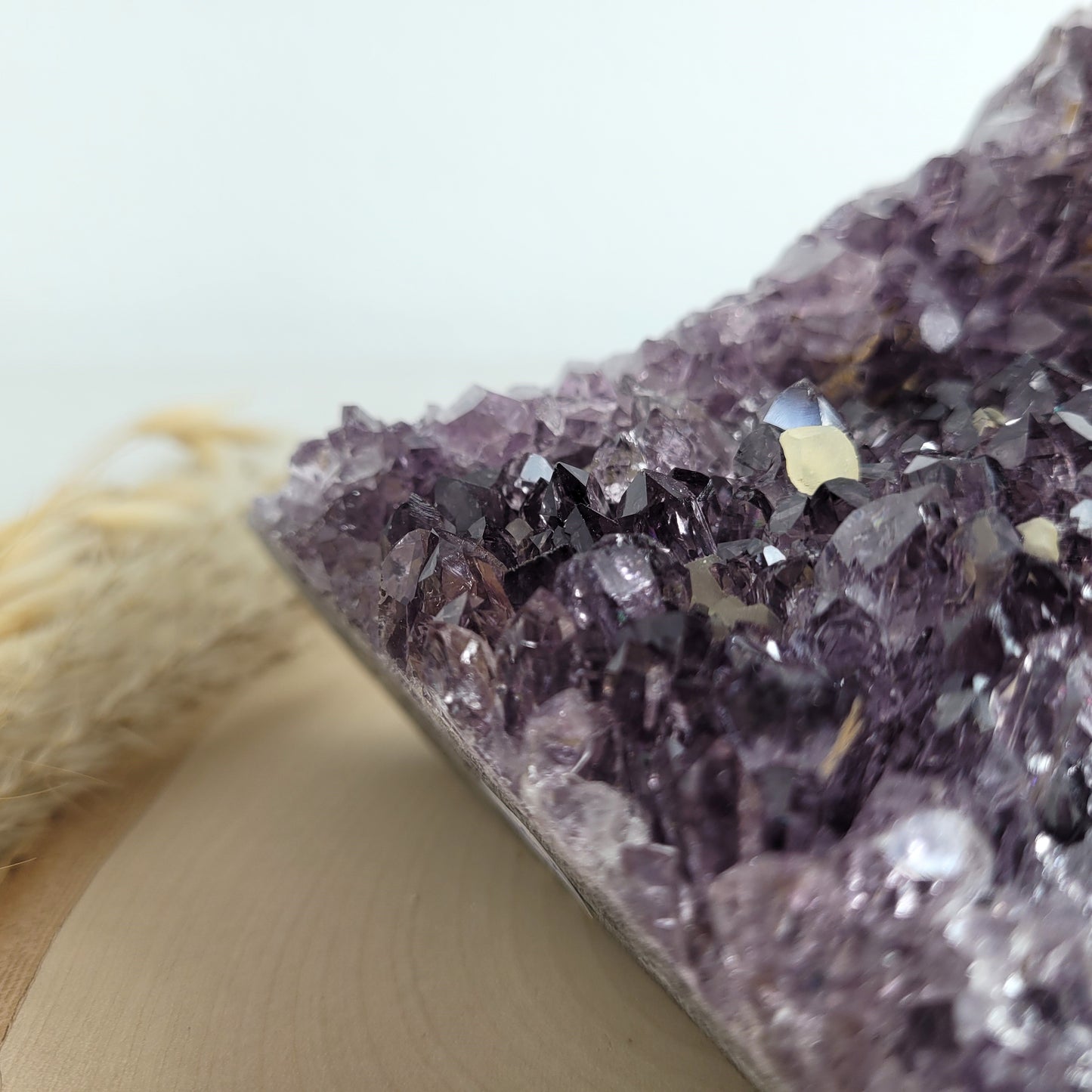 Amethyst Kristalldruse mit Calcit