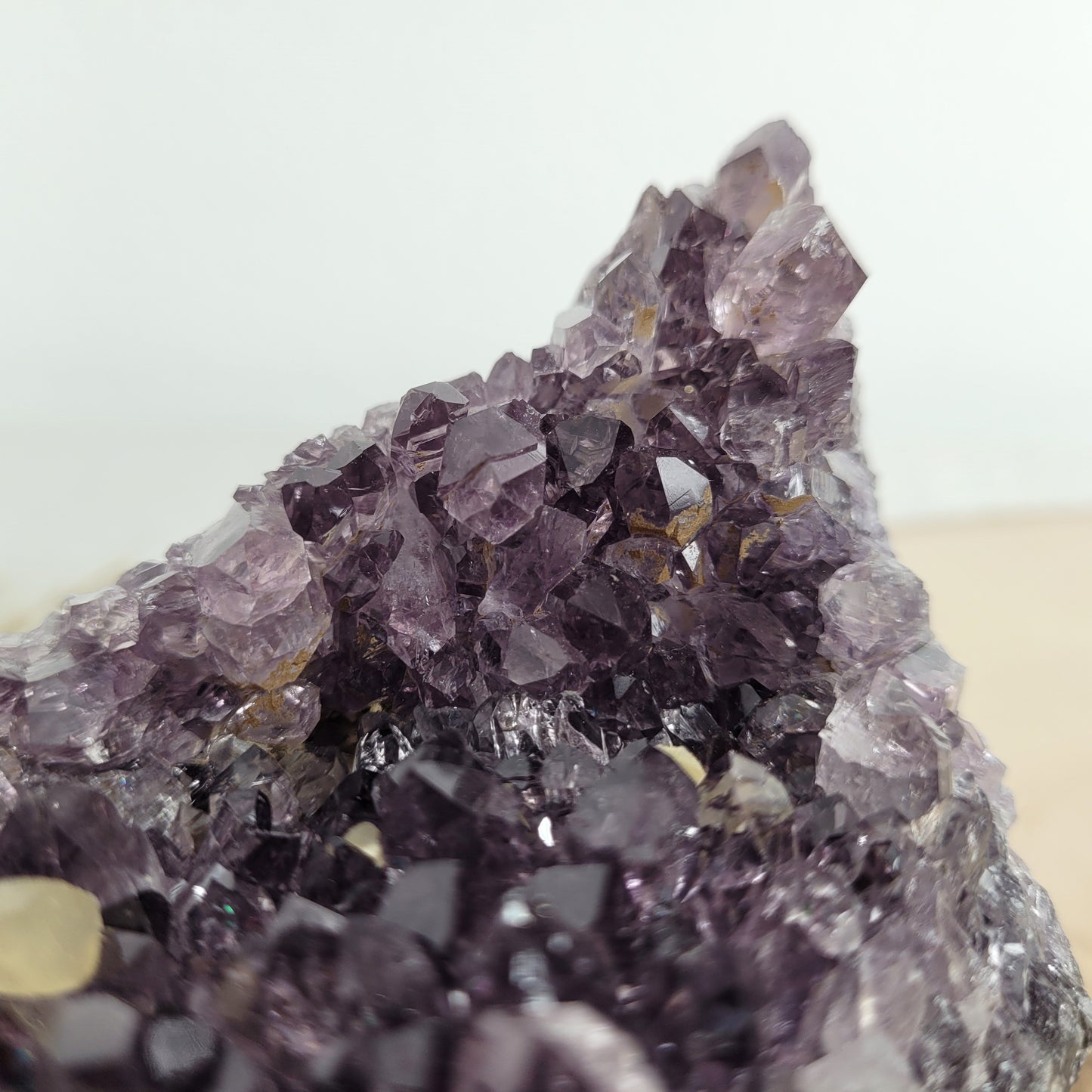 Amethyst Kristalldruse mit Calcit
