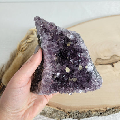 Amethyst Kristalldruse mit Calcit