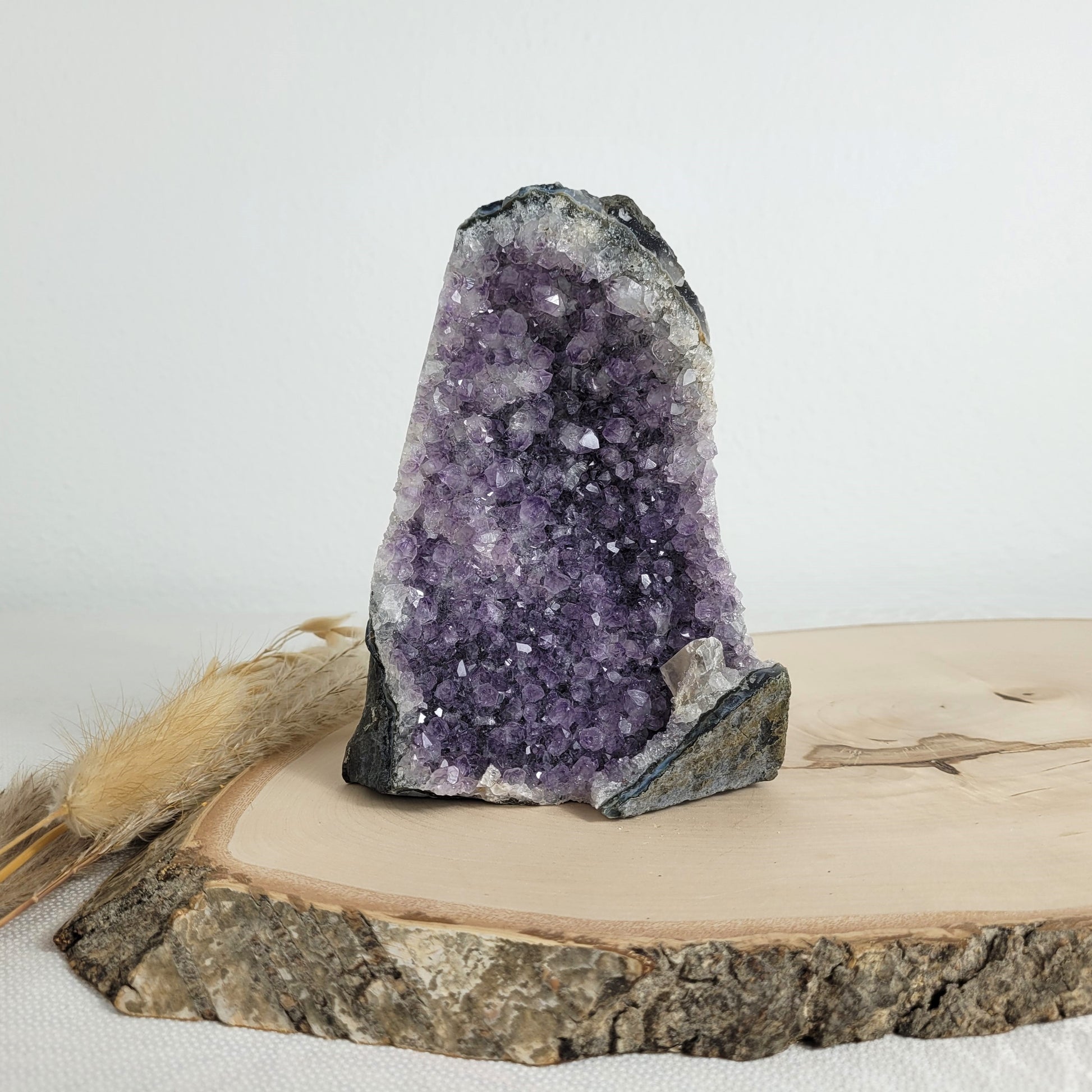 Amethyst Kristalldruse mit Calcit
