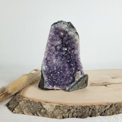 Amethyst Kristalldruse mit Calcit