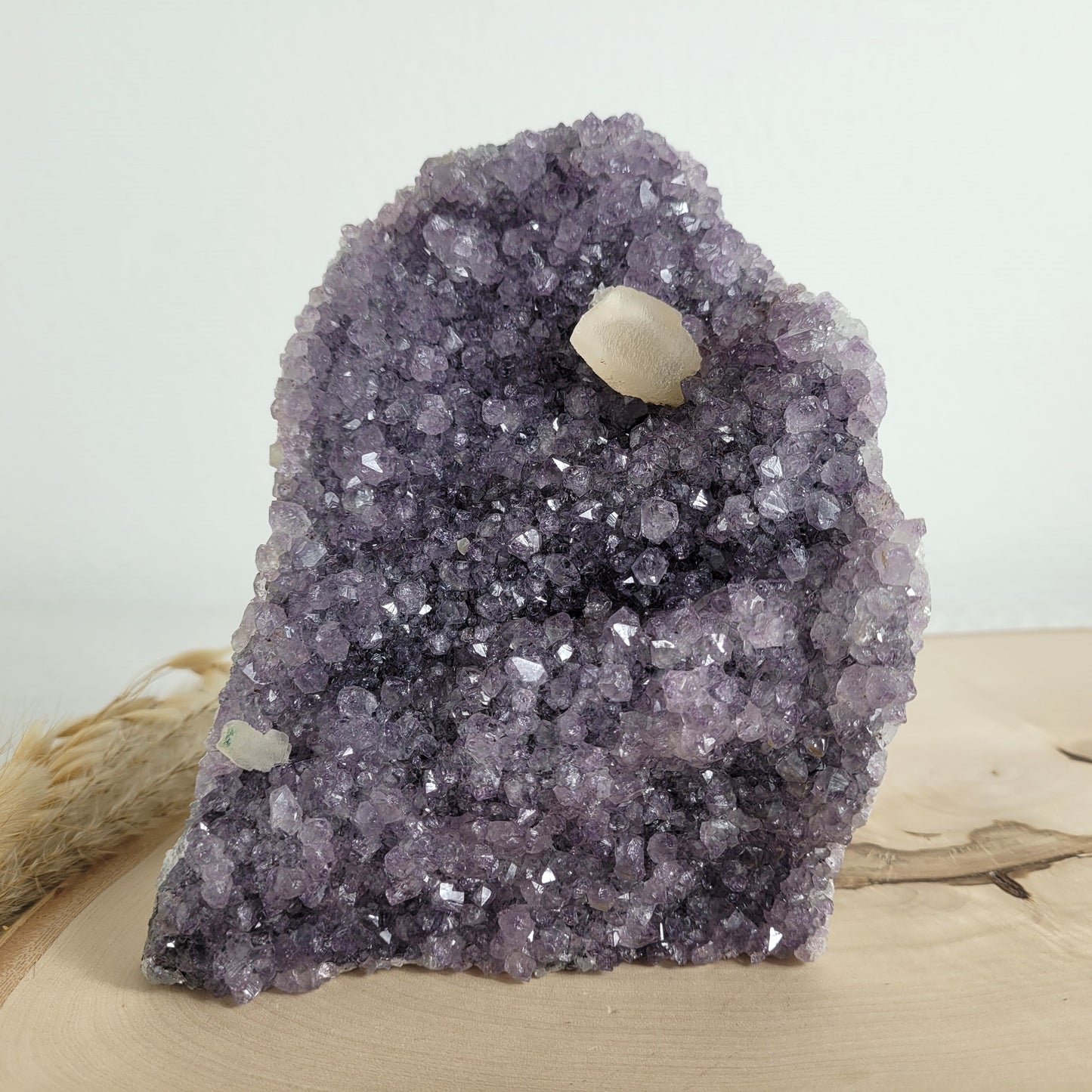 Amethyst Kristalldruse mit Calcit