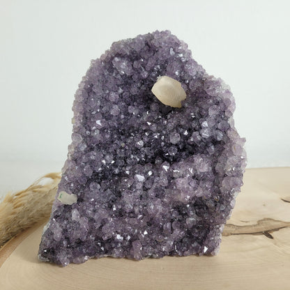 Amethyst Kristalldruse mit Calcit