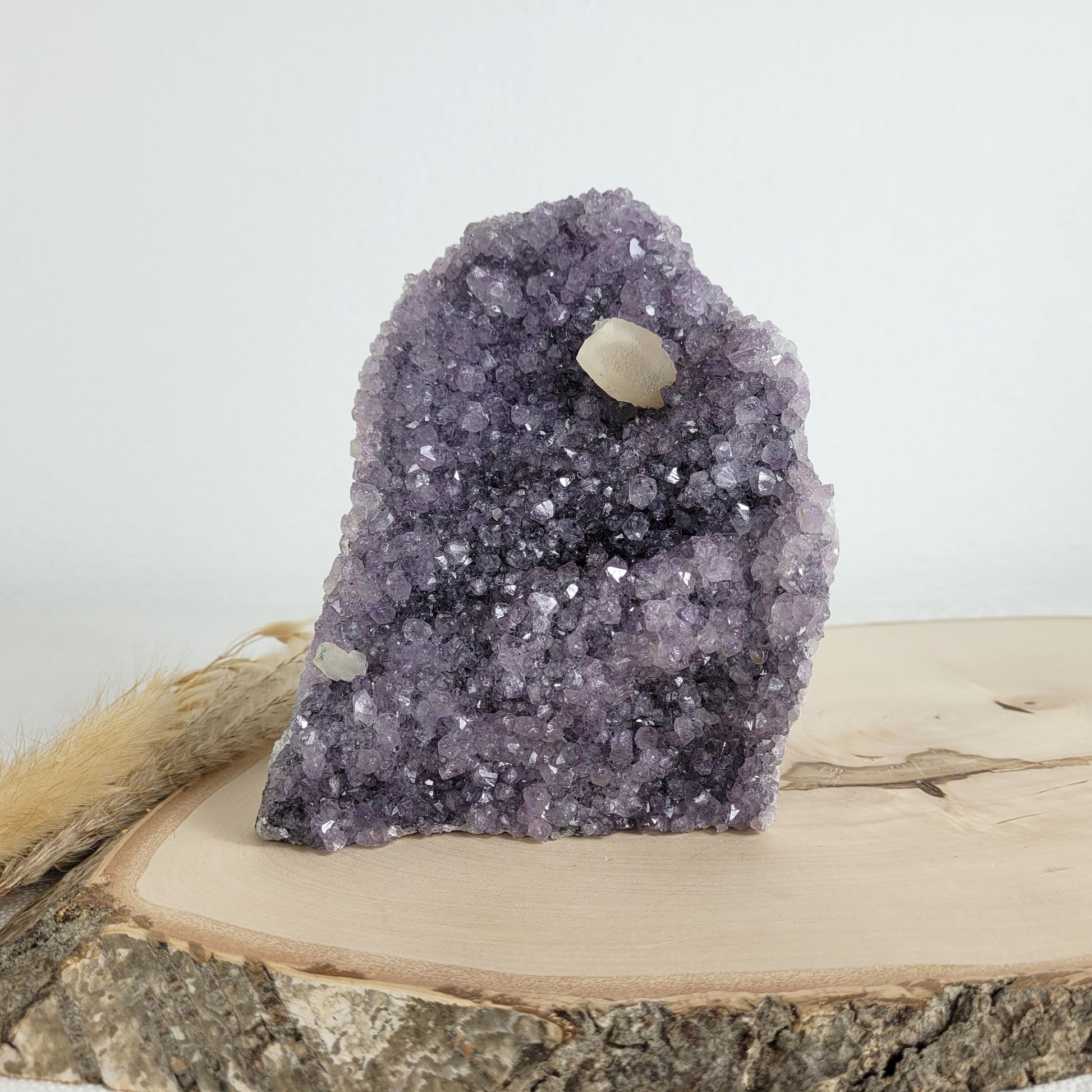 Amethyst Kristalldruse mit Calcit