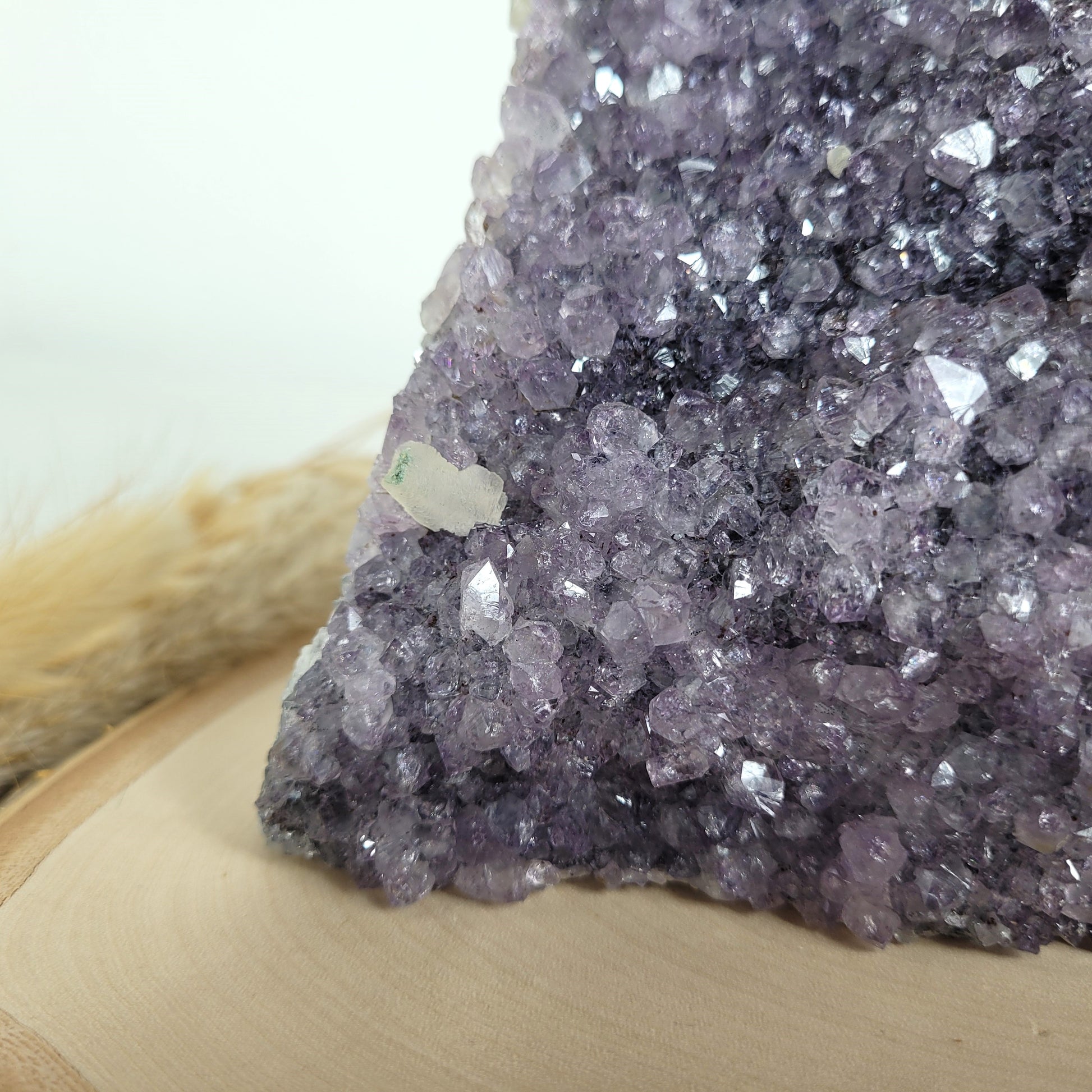 Amethyst Kristalldruse mit Calcit