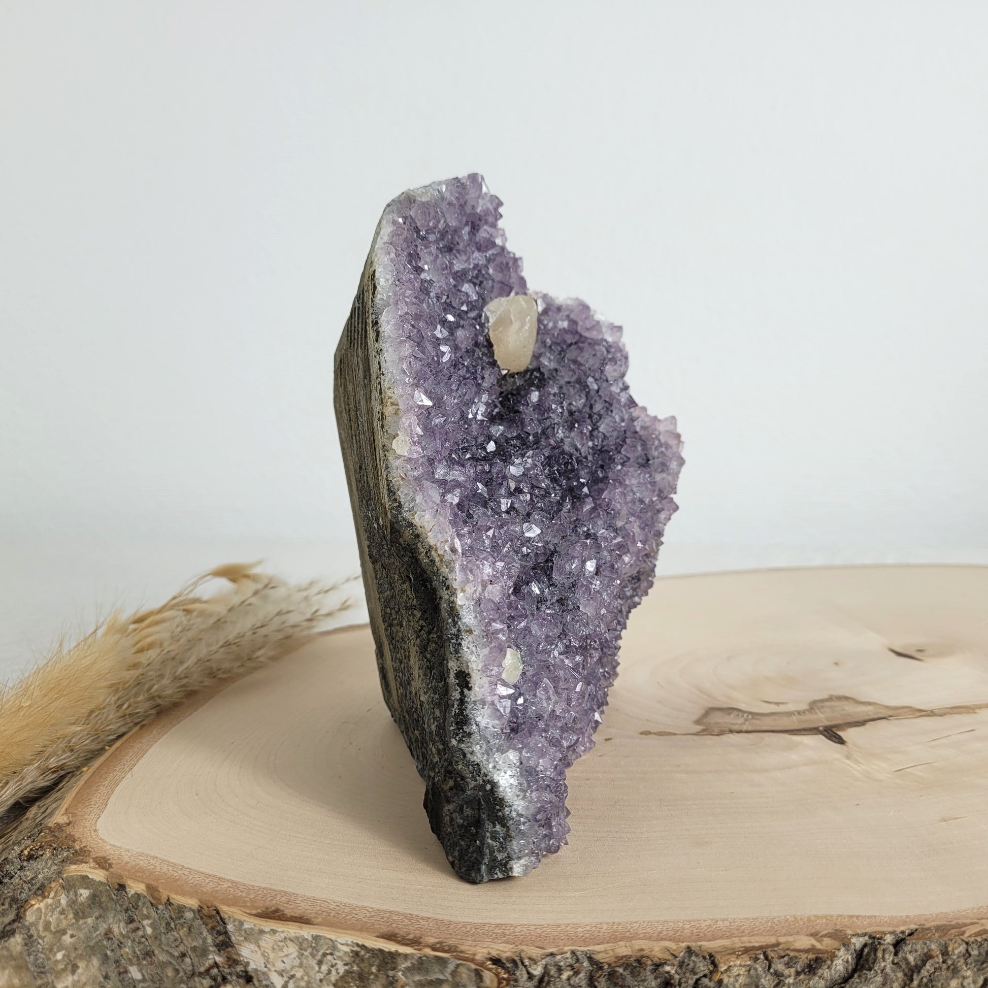 Amethyst Kristalldruse mit Calcit