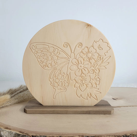 Zirbenholz Bild Schmetterling mit Blumen auf Nussholzsockel zum Aufstellen Holzdekoration auf heimischen Hölzern
