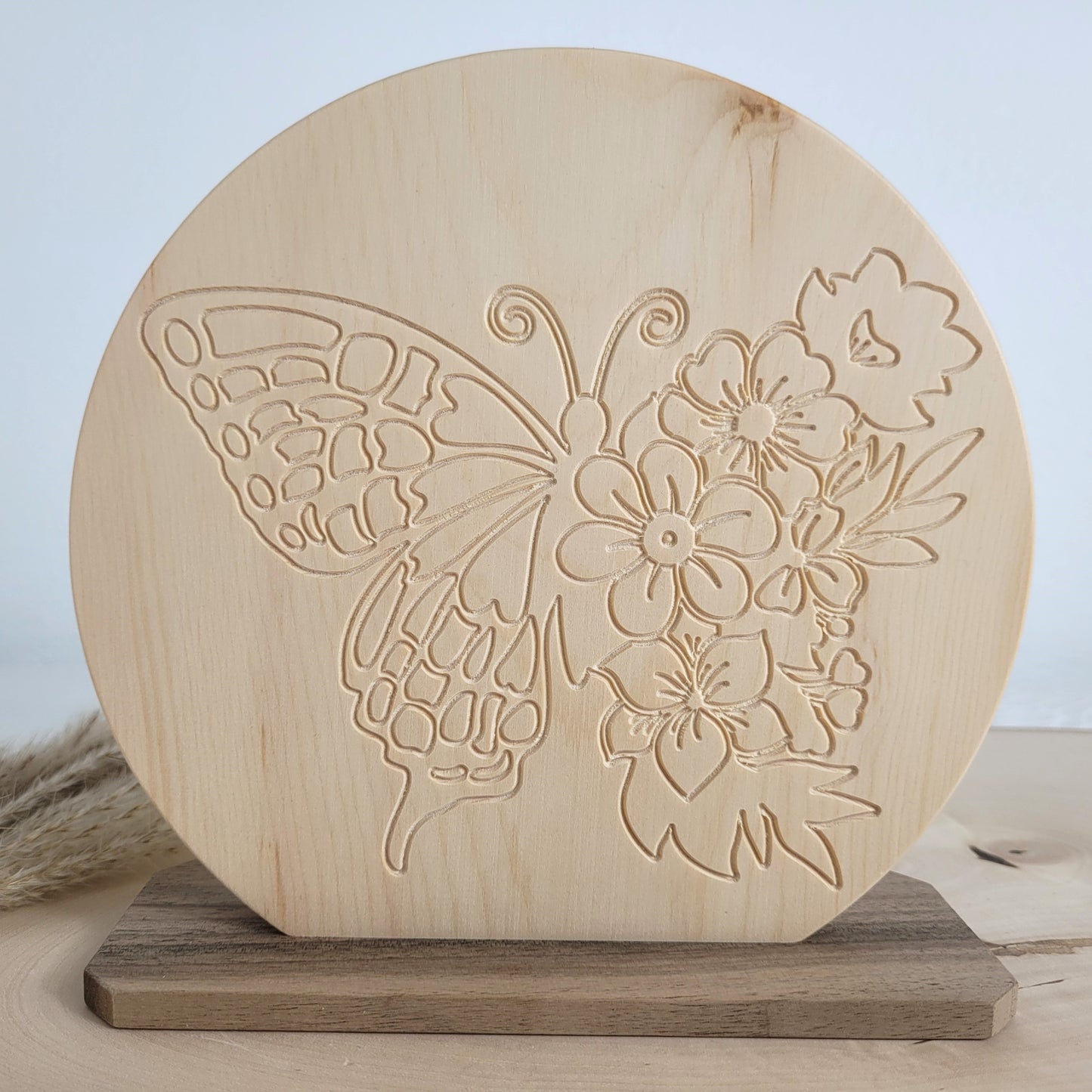 Zirbenholz Bild Schmetterling mit Blumen auf Nussholzsockel zum Aufstellen Holzdekoration auf heimischen Hölzern