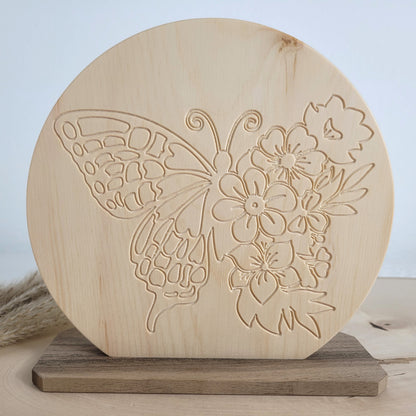 Zirbenholz Bild Schmetterling mit Blumen auf Nussholzsockel zum Aufstellen Holzdekoration auf heimischen Hölzern