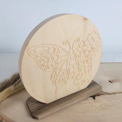 Zirbenholz Bild Schmetterling mit Blumen auf Nussholzsockel zum Aufstellen Holzdekoration auf heimischen Hölzern