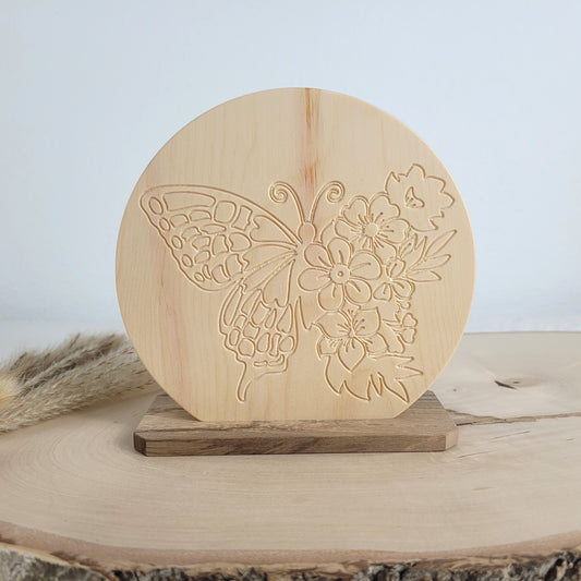 Zirbenholz Bild Schmetterling mit Blumen auf Nussholzsockel zum Aufstellen Holzdekoration aus heimischen Hölzern