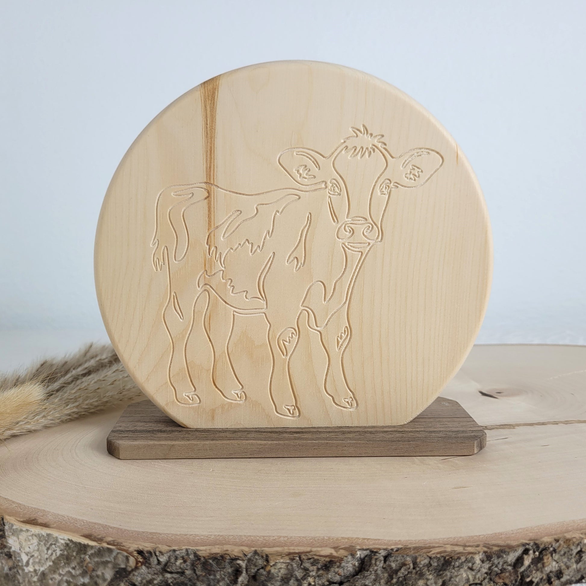 Duftendes Zirbenholz Bild Kälbchen auf einem Nussholzsockel zum Aufstellen 16x16cm. Holzdekoration mit Liebe gefertigt aus heimischen Hölzern