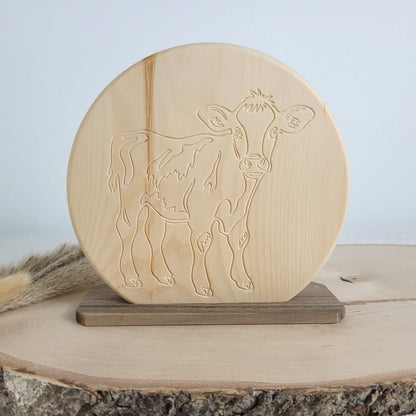 Duftendes Zirbenholz Bild Kälbchen auf einem Nussholzsockel zum Aufstellen 16x16cm. Holzdekoration mit Liebe gefertigt aus heimischen Hölzern