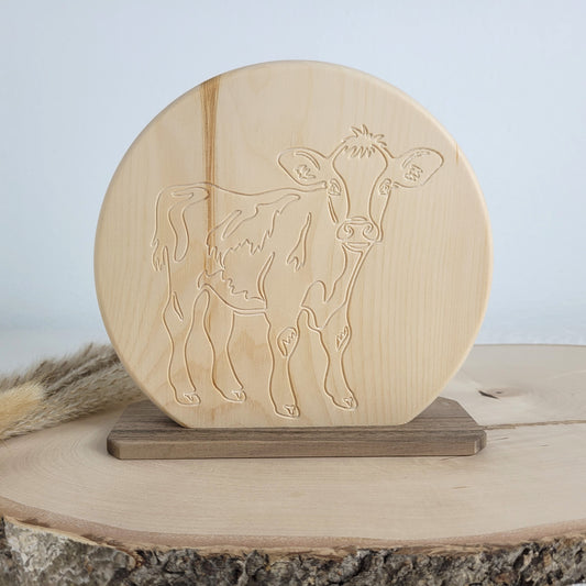 Duftendes Zirbenholz Bild Kälbchen auf einem Nussholzsockel zum Aufstellen 16x16cm. Holzdekoration mit Liebe gefertigt aus heimischen Hölzern