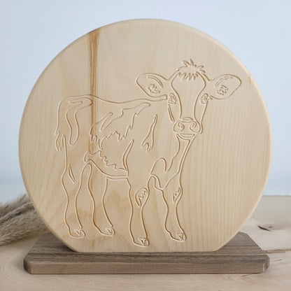 Duftendes Zirbenholz Bild Kälbchen auf einem Nussholzsockel zum Aufstellen 16x16cm. Holzdekoration mit Liebe gefertigt aus heimischen Hölzern