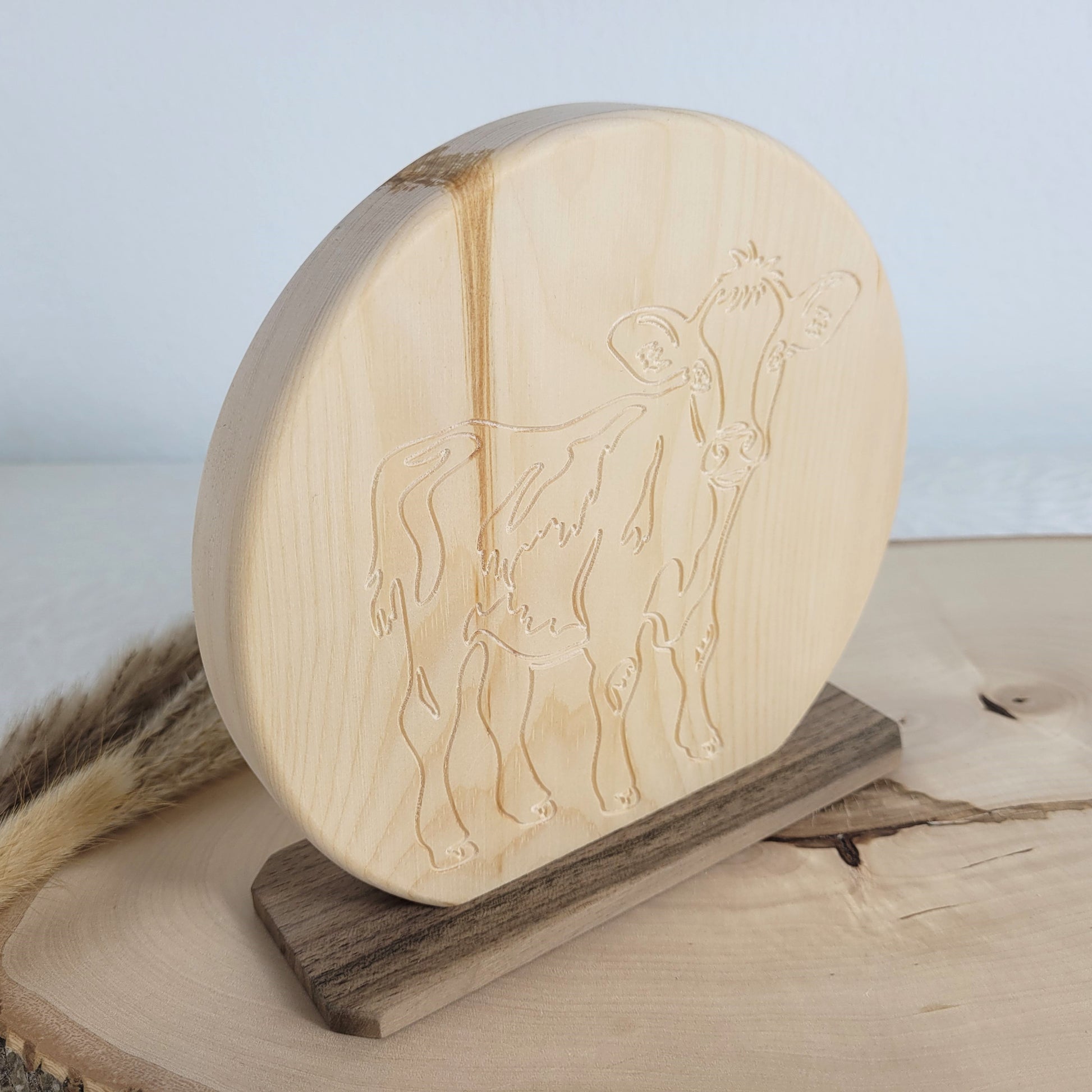 Duftendes Zirbenholz Bild Kälbchen auf einem Nussholzsockel zum Aufstellen 16x16cm. Holzdekoration mit Liebe gefertigt aus heimischen Hölzern